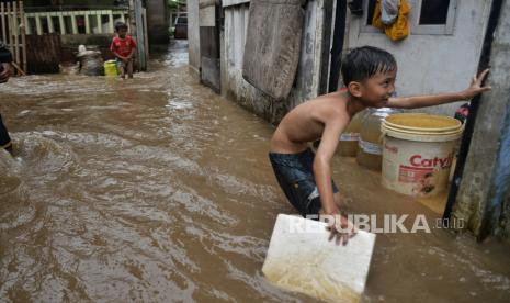 Banjir melanda pemukiman warga di Kawasan Cipinang Melayu, Jakarta, Rabu (31/1/2024). Banjir yang diakibatkan oleh luapan Kali Sunter tersbut merendam rumah warga dengan ketinggian 30 cm hingga 70 cm. Banjir ini diketahui terjadi lantaran hujan dengan intensitas sedang hingga lebat yang melanda wilayah DKI Jakarta dan sekitarnya. Menurut warga banjir terjadi sejak subuh.