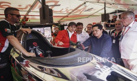 Menteri BUMN Erick Thohir (kedua kanan) bersama Ketua DPR Puan Maharani (ketiga kiri) mengunjungi paddock salah satu tim saat menghadiri Kejuaraan Dunia Perahu Motor F1 Powerboat (F1H2O) 2023 di Danau Toba, Balige, Sumatra Utara, Sabtu (25/2/2023). Menteri Badan Usaha Milik Negara (BUMN) Erick Thohir menegaskan komitmen BUMN dalam mendukung pengembangan pariwisata.