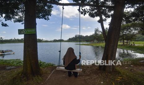 Pengunjung bermain ayunan di kawasan wisata Gunung Jae di Desa wisata Sedau, Kecamatan Narmada, Lombok Barat, NTB, Ahad (26/6/2022). Destinasi wisata alam Gunung jae yang berada di Desa wisata Sedau, Lombok Barat tersebut setiap akhir pekan ramai dikunjungi wisatawan dengan daya tarik pemandangan danau yang dikelilingi perbukitan dan persawahan yang masih asri. 