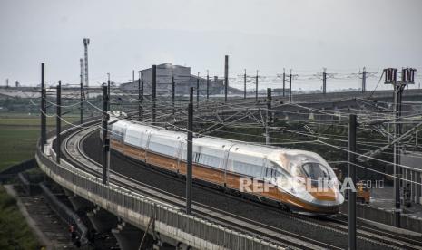 Rangkaian kereta inspeksi atau comprehensive inspection train (CIT) Kereta Cepat Jakarta Bandung (KCJB) menjalani uji coba operasional di Tegalluar, Kabupaten Bandung, Rabu (16/11/2022). Staf Khusus Menteri BUMN Arya Sinulingga mengatakan cost overrun atau pembengkakkan biaya proyek Kereta Cepat Jakarta-Bandung (KJCB) terletak pada sejumlah komponen seperti harga lahan hingga persoalan frekuensi.