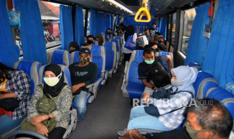 Pasien Covid-19 Sembuh di Bogor Tambah 8 Orang. Sejumlah penumpang duduk di dalam bus bantuan di Stasiun Bogor, Kota Bogor, Jawa Barat, Senin (27/7/2020). Pemerintah Kota Bogor bersama Badan Pengelola Transportasi Jabodetabek (BPTJ) Kementerian Perhubungan sepakat bahwa layanan angkutan bus yang disediakan di Stasiun Bogor untuk penumpang KRL Commuter Line tidak selamanya gratis dan sedang direncanakan untuk dikenakan tarif. .