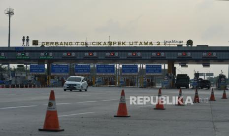 Suasana lengang terlihat di Gerbang Tol Cikampek Utama 2, Jawa Barat, Jumat (7/5), pukul 16.30. Pada hari kedua pemberlakuan larangan mudik lebaran 2021, tidak banyak kendaraan yang melintasi ruas tol di kedua arah Gerbang Tol Cikampek Utama 2. Foto : Edwin Putranto/Republika