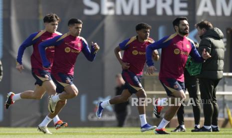 FC Barcelona Pau Cubarsi (L-R), Joao Cancelo, Lamine Yamal and Ikay Gundogan attend the team training session at Joan Gamper Sports City in Sant Joan Despi, northeastern Spain, 23 February 2024.  