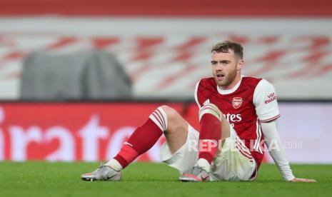 Reaksi  pemain Arsenal Calum Chambers setelah pertandingan sepak bola Liga Utama Inggris antara Arsenal FC dan Liverpool FC di London, Inggris, 03 April 2021