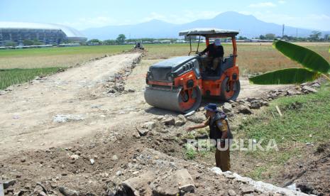 Petugas membuat akses jalan pada pembangunan tempat pembuangan sampah sementara (TPS) darurat di seputaran Stadion Gelora Bandung Lautan Api (GBLA), Gedebage, Kota Bandung, Selasa (12/9/2023). TPS Darurat yang berada di lokasi yang sebelumnya sempat direncanakan menjadi lokasi Pembangkit Listrik Tenaga Sampah (PLTSa) ini dapat menampung 30.000 meter kubik atau 10.000 ton sampah. Pembangunan TPS darurat tersebut sebagai salah satu upaya menanggulangi sampah di Kota Bandung yang semakin menumpuk sejak terbakarnya TPA Sarimukti.