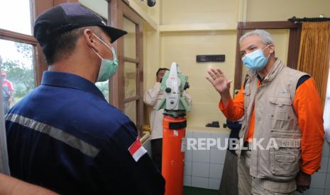  Pemerintah daerah provinsi Jawa Tengah melakukan kesiapan terkait adanya potensi tsunami di pesisir selatan Jawa dengan berbagai rencana kontinjensi serta sosialisasi dan edukasi pada masyarakat di daerah tersebut.Gubernur Jawa Tengah Ganjar Pranowo (kanan) berbincang dengan petugas pos pengamatan Gunung Merapi saat kunjungan ekspedisi Gunung Merapi di Jrakah, Selo, Boyolali, Jawa Tengah, Rabu (8/7/2020). Dalam kunjungan ekspedisi bersama Badan Nasional Penanggulangan Bencana (BNPB) tersebut untuk memastikan kembali kesiapsiagaan di tingkat warga dalam menghadapi kebencanaan Gunung Merapi. ANTARA FOTO/Aloysius Jarot Nugroho/foc.