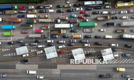 Foto udara kendaraan antre memasuki Pintu Tol Cikupa, Kabupaten Tangerang, Banten, Sabtu (21/12/2024). PT Astra Infra Toll Road  memprediksi sebanyak 2,9 juta kendaraan akan melintasi Tol Tangerang-Merak pada liburan Natal dan Tahun Baru 2025. 