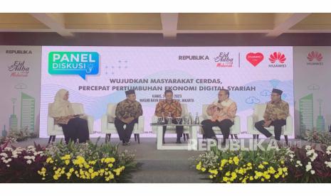 Huawei Indonesia bersama Republika menggelar acara Semarak Berbagi Kurban untuk Negeri di Masjid Pondok Indah, Kamis (22/6/2023). Acara dilisi dengan talkshow Wujudkan Masyarakat Cerdas Percepat Pertumbuhan Ekonomi Digital Syariah bersama Mokhamad Mahdun, SE Wakil ketua Banzas RI, Saut Parulian Sarahih, Senior Executif Vice President Digital Banking BSI, Irfan Syauqi Beik, SP, MSc, Ec - Ketua Komisi Keuangan Sosial (ziswaf dan CSR) Masyarakat Ekonomi Syariah dan Dekan FEM Universitas IPB, Bapak Mohamad Rosidi, dan Director of ICT Startegy and Business Huawei Indonesia, dengan moderator redaktur Republika Fuji Pratiwi.