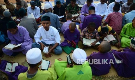 Santri  Pondok Pesantren Nuu Waar saat mengaji dalam rangka kegiatan Khatam AL-Quran 2500 Kali Santri  di  pondok pesantren Nuu Waar, Bekasi, Jawa Barat, Rabu (13/6).