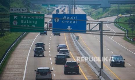 Sejumlah kendaraan melintas di Tol Batang-Semarang, Kabupaten Batang, Jawa Tengah, Jumat (21/4/2023). Pada H-1 Lebaran Idul Fitri 2023, pemberlakuan one way dari Jakarta menuju Jawa Tengah dihentikan. 