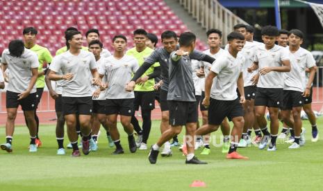 Pemain Timnas U-20 mengikuti sesi latihan terakhir di Stadion Utama Gelora Bung Karno, Jakarta, Sabtu (1/4/2023). Pelatih Timnas Indonesia U-20 Shin Tae-yong resmi membubarkan Timnas U-20 setelah skuad berjuluk Garuda Nusantara itu batal bermain pada Piala Dunia U-20 dengan status sebagai tuan rumah. 