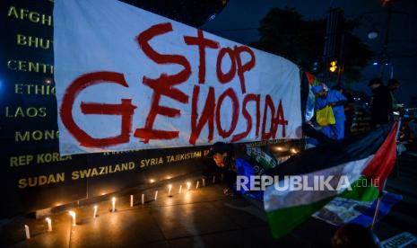 Sejumkah aktivis yang tergabung dalam Solidaritas Seni untuk Palestina menyalakan lilin saat aksi Hari Berkabung Internasional untuk Palestina di Monumen Solidaritas Asia Afrika, Bandung, Jawa Barat, Rabu (29/5/2024). Mereka mengecam tindakan Israel yang menghancurkan tenda pengungsi di Rafah, Palestina pada 26 Mei lalu dan mengusulkan kepada pemerintah untuk memperingati 26 Mei sebagai Hari Berkabung Internasional untuk Palestina. 