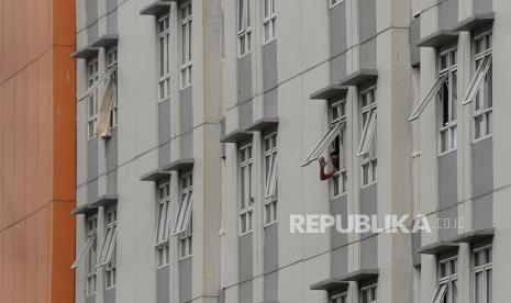 Pasien Covid-19 berada di salah satu tower di kawasan Rumah Sakit Darurat (RSD) Wisma Atlet, Kemayoran, Jakarta Pusat, Jumat (11/9). 