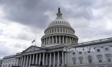 Bendera Amerika berkibar di atas US Capitol.