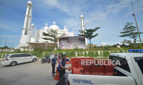 Personel kepolisian membuka pembatas jalan untuk penyekatan di objek wisata Pantai Padang, Sumatera Barat.  Kepala Kantor Perwakilan Bank Indonesia (BI) Sumatra Barat, Wahyu Purnama, mengatakan Sumbar tercatat mengalami deflasi yang rendah pada Juli 2021. Berdasarkan Berita Resmi Statistik yang dirilis oleh Badan Pusat Statistik (BPS), perkembangan Indeks Harga Konsumen (IHK) umum di Sumatra Barat pada Juli 2021 tercatat mengalami deflasi sebesar 0,09 persen mtm, atau membaik dibandingkan realisasi Juni 2021 yang deflasi sebesar 0,17 persen mtm.