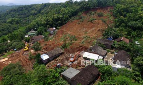 Foto udara suasana pencarian korban tanah longsor  di Ngetos, Nganjuk, Jawa Timur, Selasa (16/2/2021). Pada pencarian hari kedua korban tanah longsor, tim SAR berhasil mengevakuasi sedikitnya tiga jenazah korban dan diperkirakan tersisa tujuh korban yang masih dalam proses pencarian. 