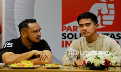 Ketua umum Partai Solidaritas Indonesia (PSI) Kaesang Pangarep (kanan) didampingi Dewan Pembina PSI Giring Ganesha (kiri) saat menggelar rapat perdana dengan sejumlah jajaran pengurus PSI di DPP PSI, Jakarta, Selasa (26/9/2023). Rapat perdana tersebut digelar usai putra bungsu Presiden Joko Widodo, Kaesang Pangarep didapuk sebagai Ketua Umum PSI pada Kopdarnas PSI pada Senin (25/9) kemarin.  Rapat tersebut  membahas mengenai berbagai evaluasi dan rancangan strategi PSI dalam menghadapi Pemilu 2024.