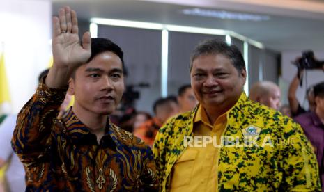 Ketua Umum Partai Golkar Airlangga Hartarto bersama Walikota Solo Gibran Rakabuming Raka saat menghadiri Rapimnas II Partai Golkar di Kantor DPP Partai Golkar, Jakarta, Sabtu (21/10/2023). Rapimnas II Partai Golkar tersebut mengusulkan pasangan Bakal calon Presiden dan Wakil presiden pada pilpres 2024 yaitu Prabowo Subianto dan Gibran Rakabuming Raka.