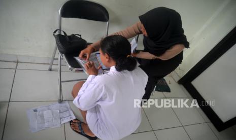 Remaja melengkapi berkas di kantor Dinas Kependudukan dan Catatan Sipil (Disdukcapil). (Foto: ilustrasi)