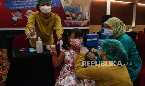 Petugas medis menyuntikkan vaksin Sinovac kepada anak saat vaksinasi COVID-19 bagi anak usia 6-11 tahun di Ballroom Kahayan, Palangkaraya, Kalimantan Tengah. Satgas Imunisasi IDAI KOMDA KIPI, Dr. Mei Neni Sitaresmi, mengatakan, alasan pertama adalah karena anak-anak juga rentan terinfeksi virus corona. Berdasarkan data Satgas Covid-19, proporsi anak yang terinfeksi mencapai 10-12 persen. 