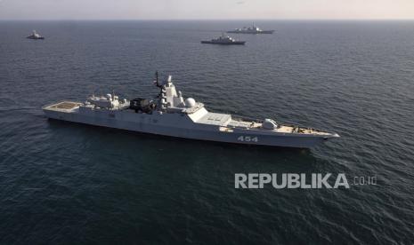  Foto selebaran yang disediakan oleh Angkatan Darat Iran menunjukkan fregat kelas Admiral Gorshkov dari Angkatan Laut Rusia Admiral Flota Sovetskogo Soyuza Gorshkov (depan) selama latihan militer bersama kapal perang Iran, Rusia dan China di Teluk Oman, selatan Iran,  Jumat (17/3/2023). Iran, China, dan Rusia memulai latihan militer angkatan laut bersama di Teluk Oman pada 17 Maret 2023 selama dua hari, menurut Angkatan Darat Iran.