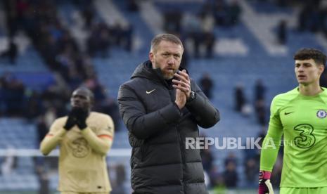  Pelatih kepala Chelsea Graham Potter melakukan selebrasi usai pertandingan sepak bola Liga Inggris antara Leicester City dan Chelsea di stadion King Power di Leicester, Inggris, Sabtu (11/3/2023) 