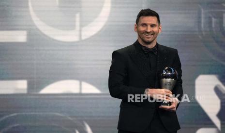 Pesepak bola Argentina, Lionel Messi, saat menerima penghargaan pemain pria terbaik FIFA 2022.