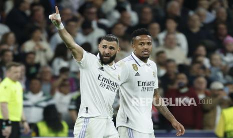 Penyerang Real Madrid Karim Benzema merayakan gol ke gawang Liverpool dalam babak 16 besar Liga Champions.