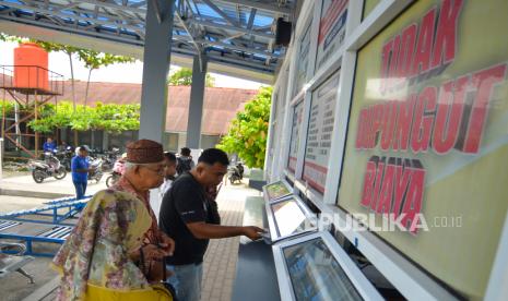 Pengendara membayar pajak saat mengurus pengecekan fisik kendaraan di Kantor Samsat di Padang, Sumatera Barat, Kamis (24/8/2023). Pemprov Sumbar memberikan keringanan berupa pembebasan pajak, denda, hingga bea balik nama kendaraan bagi masyarakat selama satu bulan mulai 23 Agustus hingga 23 September 2023. 