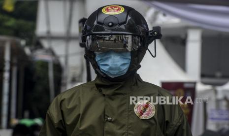 Petugas medis memakai helm pendeteksi suhu tubuh pada kegiatan tes swab dan tes diagnostik cepat Covid-19 secara massal di Kantor KPU, Jakarta, Selasa (4/8). Tes diagnostik cepat dan tes swab yang diselenggarkan Badan Intelijen Negara (BIN) dan Kementerian Kesehatan itu untuk memetakan kondisi kesehatan pegawai KPU dan wartawan yang berada di zona merah Covid-19. Republika/Putra M. Akbar