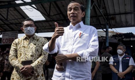 Presiden Joko Widodo (tengah) didampingi Gubernur Jawa Barat Ridwan Kamil (kiri) memberikan keterangan pers usai kunjungan kerja di Pasar Cicaheum, Kecamatan Kiaracondong, Kota Bandung, Ahad (28/8/2022). Dalam kunjungan kerjanya di Bandung, Presiden Joko Widodo berkesempatan untuk membagikan bantuan sosial kepada pedagang, serta memberikan bantuan asistensi rehabilitasi sosial (Atensi) dan meninjau harga kebutuhan pokok di pasar tersebut. Republika/Abdan Syakura