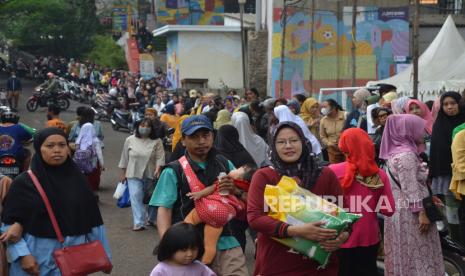 Warga antre membeli beras di operasi pasar beras Medium SPHP Bulog, yang digelar Dinas Perdagangan dan Perindustrian (Disdagin) Kota Bandung di Taman Film, Tamansari, Kota Bandung, Jawa Barat, Senin (19/2/2024). Kegiatan tersebut dilakukan sebagai upaya Pemkot Bandung untuk mengendalikan inflasi dan menstabilkan harga. Dalam operasi pasar itu beras dijual Rp 53 ribu per lima kilogram.