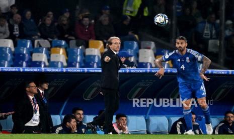 Pelatih timnas Italia Roberto Mancini memberi isyarat di pinggir lapangan saat pertandingan sepak bola kualifikasi Euro 2024 antara Italia dan Inggris di Stadion Diego Armando Maradona di Naples, Italia, (23/3/2023). Italia kalah 1-2 di laga itu.