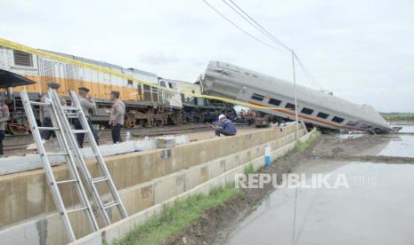 Tabrakan kereta api KA Turangga jurusan Surabaya-Bandung dengan KA commuter line jurusan Padalarang-Cicalengka, sekitar pukul 06.03 WIB, tak jauh dari Stasiun Cicalengka, Kabupaten Bandung, Jumat (5/1/2023).Belum diketahui penyebab tabrakan dua kereta ini. Pihak PT KAI menyatakan penyebab kecelakaan baru bisa diketahui setelah ada investigasi. 