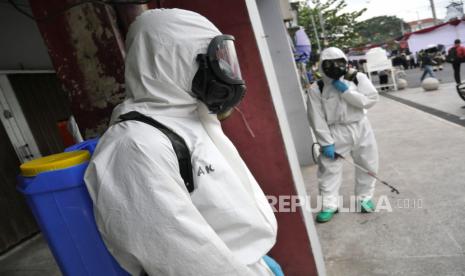 Anggota Brimob menyemprotkan disinfektan.  Kepolisian Resor Bangka Barat, Provinsi Kepulauan Bangka Belitung menggiatkan kembali penyemprotan disinfektan di sejumlah fasilitas umum di Kecamatan Kelapa guna mencegah penyebaran virus corona jenis baru (COVID-19).