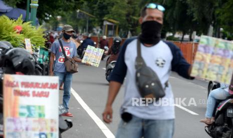 Pedagang menunggu konsumen untuk jasa penukaran mata uang baru di Kawasan Titik Nol,  Yogyakarta, Selasa (19/5). Pada tahun ini minat warga menukar uang baru sangat sedikit dibanding tahun lalu