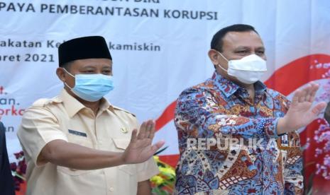 Ketua KPK (Komisi Pemberantasan Korupsi) Firli Bahuri (kanan) dan Wakil Gubernur Jawa Barat Uu Ruzhanul Ulum (kiri) mengangkat telapak tangan simbol antikorupsi saat penyuluhan antikorupsi kepada para narapidana asimilasi, di Lapas Sukamiskin, Kota Bandung, Rabu (31/3). Penyuluhan tersebut untuk membangun komunikasi dengan para narapidana kasus tindak pidana korupsi agar tidak mengulangi perbuatannya dan mau ikut serta berperan aktif dalam upaya pencegahan korupsi.