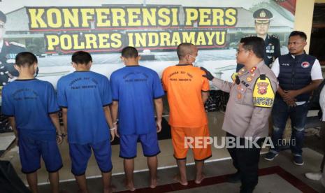 Polres Indramayu menangkap seorang pengedar narkoba, yang juga merupakan ketua geng motor di Indramayu. 