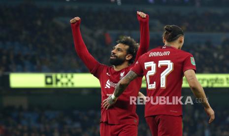 Mohamed Salah dari Liverpool (C) merayakan setelah mencetak gol 2-2 selama pertandingan sepak bola Babak 16 Besar Piala Carabao antara Manchester City dan Liverpool FC di Manchester, Inggris, 22 Desember 2022.