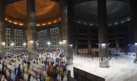 Foto kolase suasana Shalat Tarawih berjamaah di Masjid Istiqlal sebelum adanya wabah Covid-19 (kiri) dan Suasana sepi di Masjid Istiqlal Jakarta, Kamis (23/4/2020). Pada tahun ini, pemerintah membolehkan pelaksanaan sholat tarawih di masjid atau mushala dengan protokol kesehatan ketat. (ilustrasi)