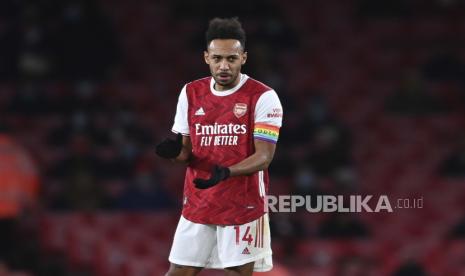 Pierre-Emerick Aubameyang dari Arsenal bereaksi setelah dia mencetak gol bunuh diri selama pertandingan sepak bola Liga Primer Inggris antara Arsenal dan Burnley di Stadion Emirates di London, Inggris, Ahad 13 Desember 2020. 