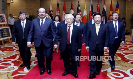  Presiden Vietnam dan Sekretaris Jenderal Partai Komunis Nguyen Phu Trong (tengah), Menteri Luar Negeri Pham Binh Minh (kanan) tiba untuk upacara pembukaan KTT Asosiasi Bangsa-bangsa Asia Tenggara (ASEAN) ke-37 dan KTT terkait di Hanoi, Vietnam, 12 November 2020 KTT ASEAN virtual ke-37 dan KTT terkait berlangsung dari 12 hingga 15 November 2020 di International Convention Center (ICC) di Hanoi.