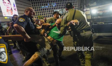 Polisi Israel membubarkan pengunjuk rasa mendesak gencatan senjata dan pembebsan sandera di Tel Aviv, Israel, Sabtu, 8 Juni 2024.