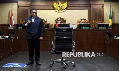 Sekjen DPP PDI Perjuangan Hasto Kristiyanto berpose sebelum menjalani sidang dakwaan di Pengadilan Tipikor, Jakara Pusat, Jumat (14/3/2025).