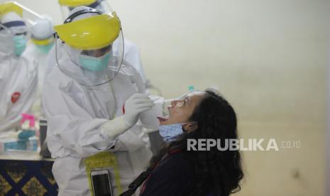 Petuga medis melakukan tes usap (swab test) 