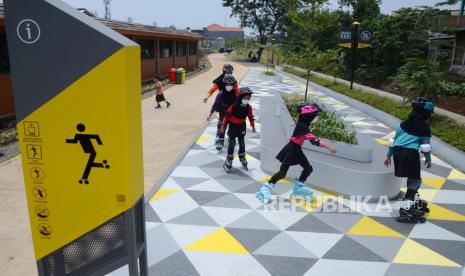 Sejumlah anak bermain sepatu roda di Skatepark di bantaran Sungai Cipamokolan yang merupakan bagian dari penataan dan normalisasi Sungai Cipamokolan di RW 22, Jalan Cikajang, Antapani Tengah, Kota Bandung. Pemkot Bandung mulai mengizinkan taman kota untuk dibuka kembali namun tetap dengan protokol kesehatan kwtar (ilustrasi)