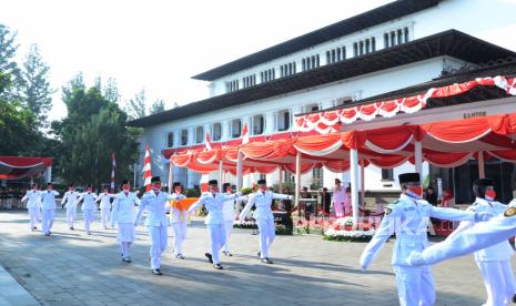 Upacara Pengibaran Bendera Merah Putih dalam Rangka Peringatan Hari Ulang Tahun Ke-76 Kemerdekaan RI Tingkat Provinsi Jawa Barat di halaman Gedung Sate, Kota Bandung, Selasa (17/8). Pada kesempatan itu Gubernur Jawa Barat Ridwan Kamil (Emil) tampil sebagi Irup. Dalam amanatnya Emil menyampaikan, salah satunya dimomentum HUT RI Ke-76 untuk bersama-sama membulatkan tekad dan semangat melawan pandemi agar ekonomi kembali bangkit di Jawa Barat maupun tingkat Nasional.