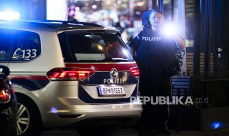 Pemimpin Eropa Susun Rencana Baru Lawan Ekstremisme. Seorang petugas polisi dengan senter tetap berada di tempat kejadian setelah terdengar suara tembakan, di Wina, Senin, 2 November 2020. Polisi Austria mengatakan beberapa orang telah terluka dan petugas keluar dari pasukan menyusul tembakan di ibu kota Wina. Laporan awal bahwa sinagoga menjadi sasaran serangan tidak dapat segera dikonfirmasi. Kantor berita Austria APA mengutip Kementerian Dalam Negeri negara itu yang mengatakan satu penyerang telah terbunuh dan lainnya mungkin dalam pelarian.