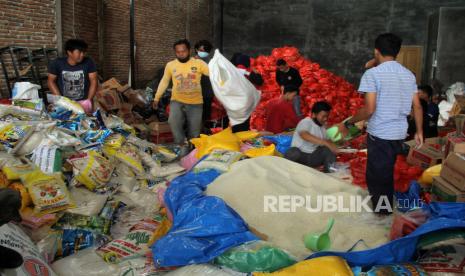 Sejumlah pengungsi mengantri bantuan logistik yang terdampak gempa bumi di Mamuju, Sulawesi Barat, Kamis (21/1/2021). Pasca terjadinya longsor yang menutup jalan trans Sulawesi di Kabupaten Majene penyaluran logistik dari berbagai daerah di Sulawesi Selatan kini mulai lancar. 