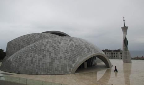 Masjid Rijeka di Kota Rijeka, Kroasia. Salah satu masjid terbesar di Benua Eropa ini memiliki corak arsitektur yang unik. Hingga kini, bangunan tersebut menjadi pusat keislaman utama di Balkan.